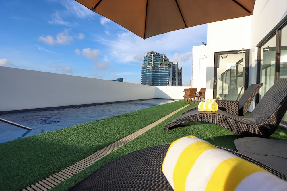 Privato Makati 36/41