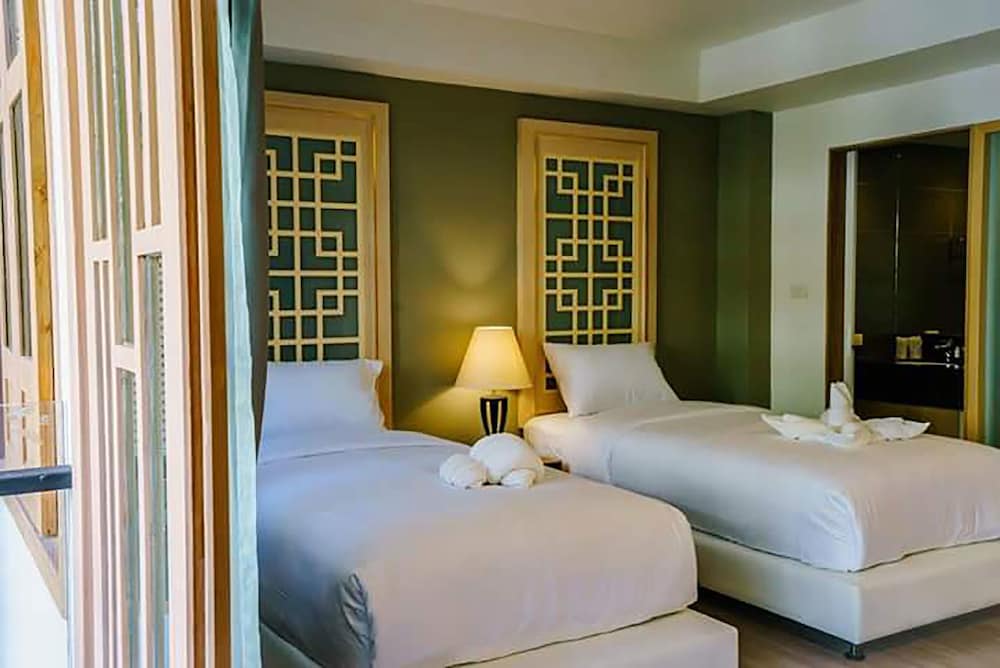 Moon Dragon Hotel 24/63