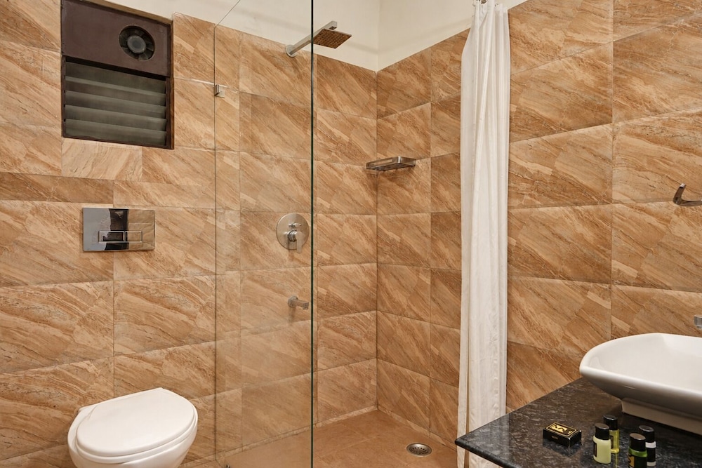 Hotel Sarovar 48/50