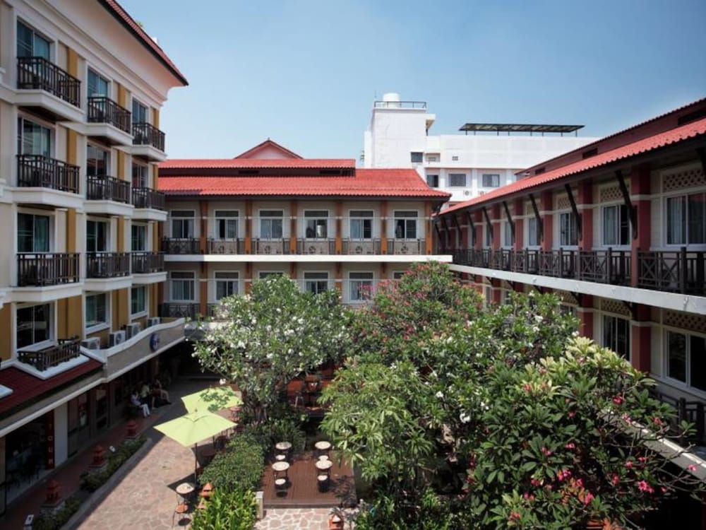 Rambuttri Village Inn Plaza 60/69
