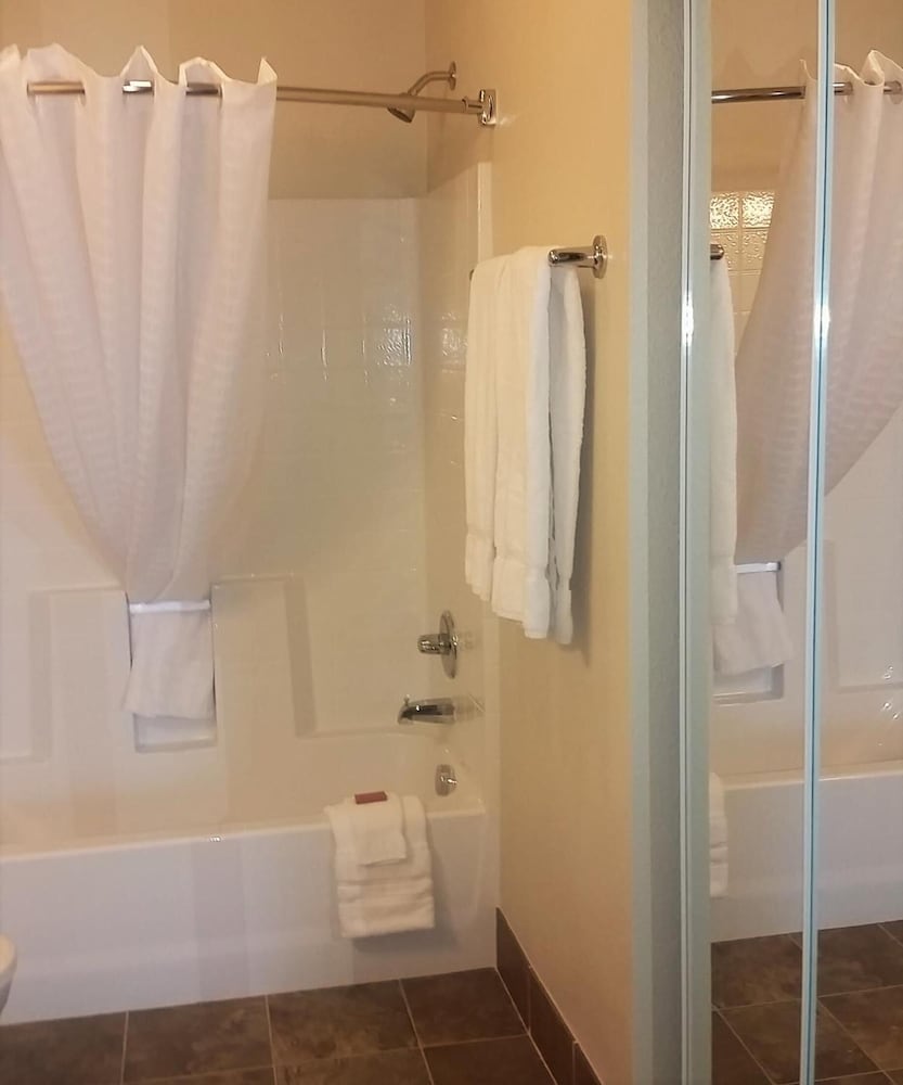 Ledgestone Hotel Elko 50/50
