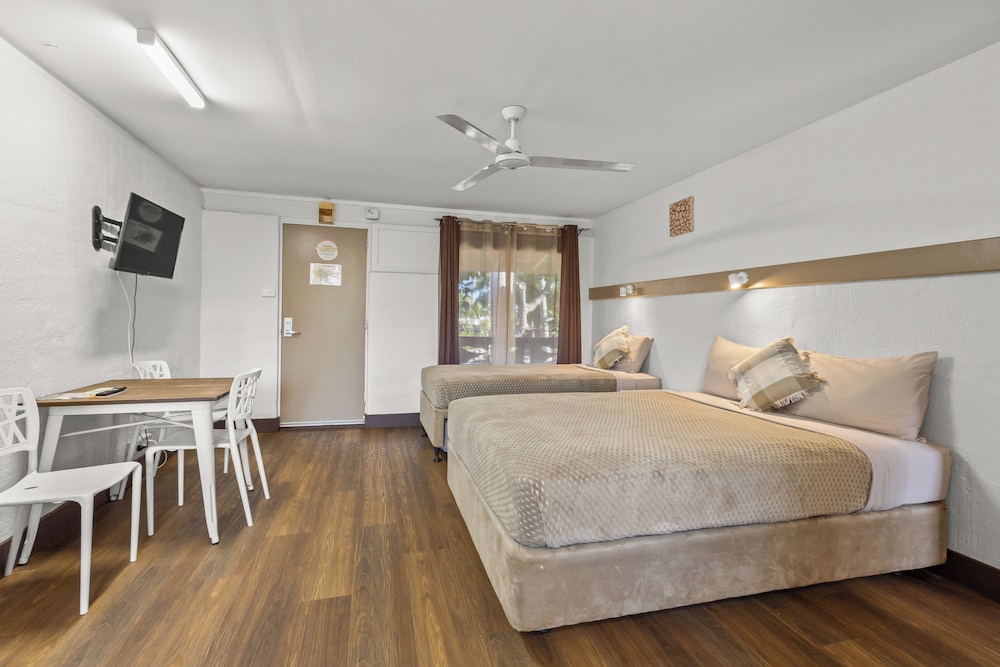 Family, 1 Single and 2 Queen Beds