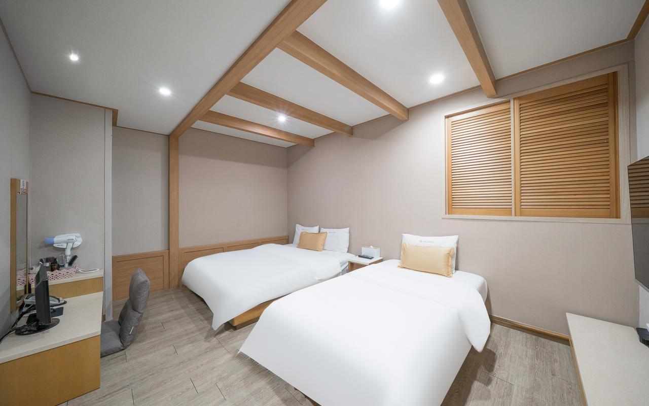 Room, Twin Beds