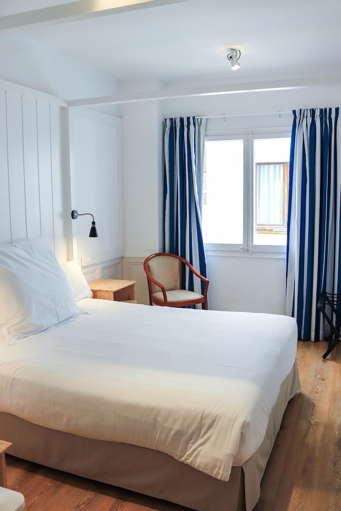 Marina Hotel 10/45