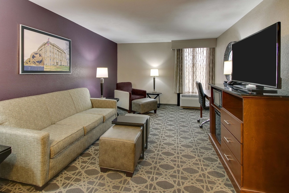 Drury Inn and Suites Poplar Bluff 33/48