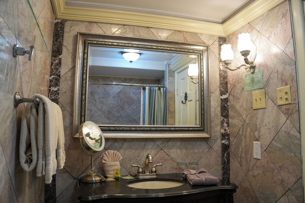 Loft, Petite, King Bed، The Olivier House Hotel 5/5