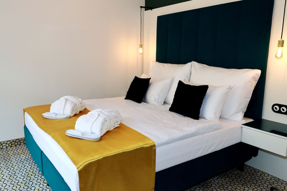 SUPERIOR, DOUBLE BED, CITY VIEW