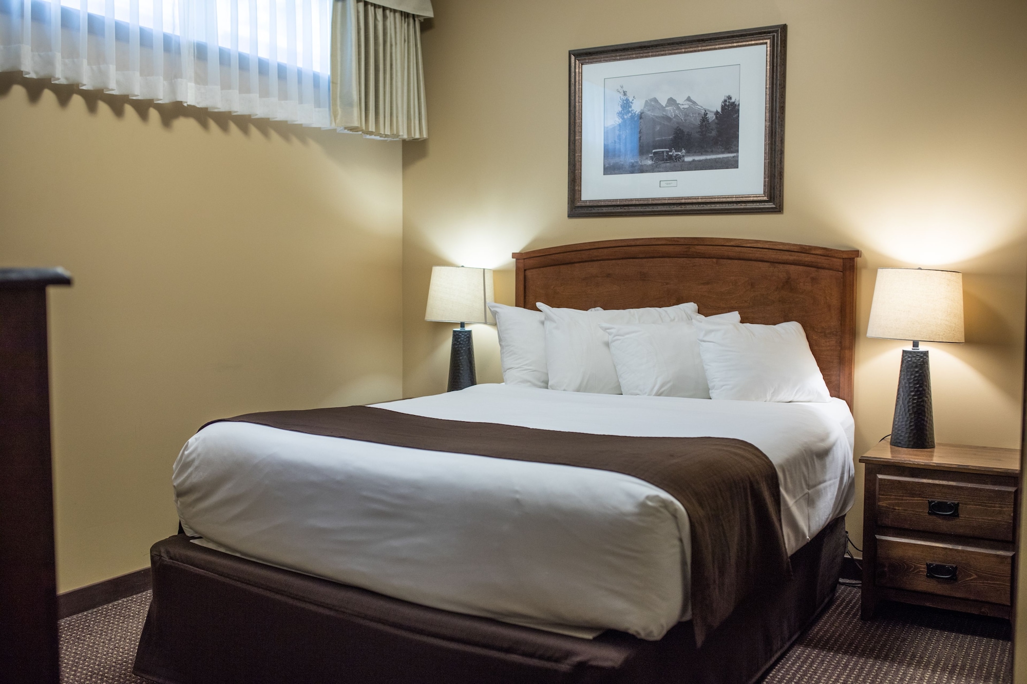 Deluxe, Suite, Queen Bed, Sofa, Kitchen