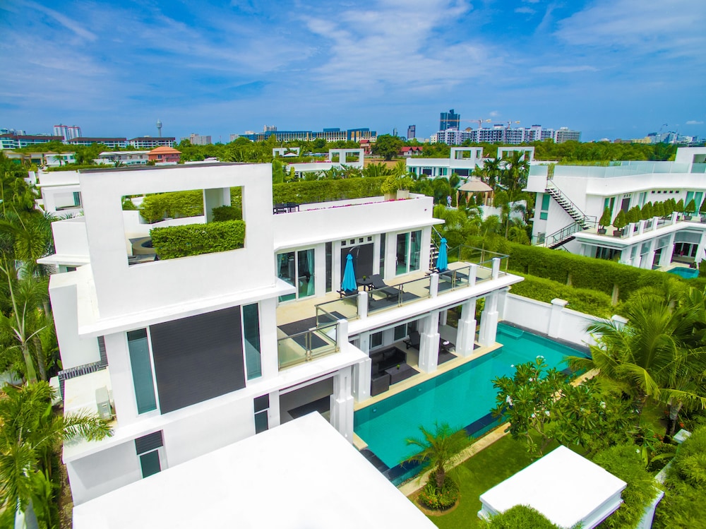 Hollywood Jomtien Beach 15/78