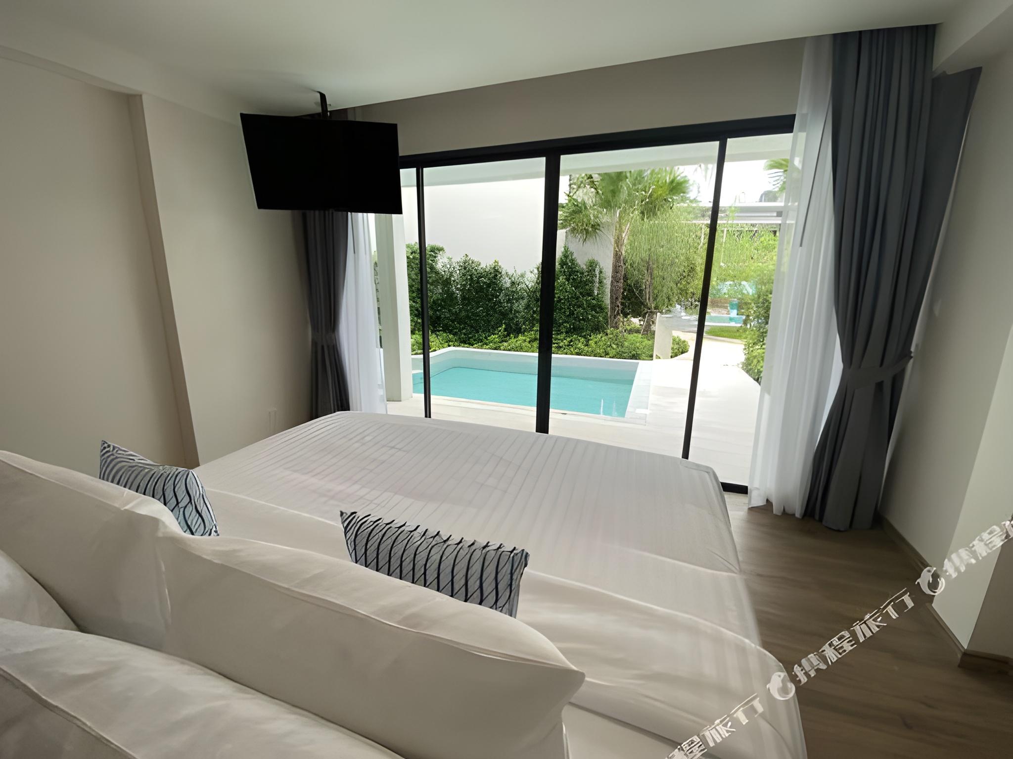 2 Bedrooms, Studio, Single Bed, Pool Access