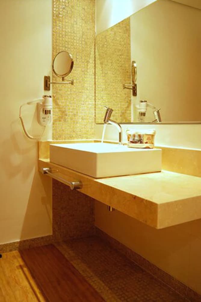 Abayomi Hotel 47/48