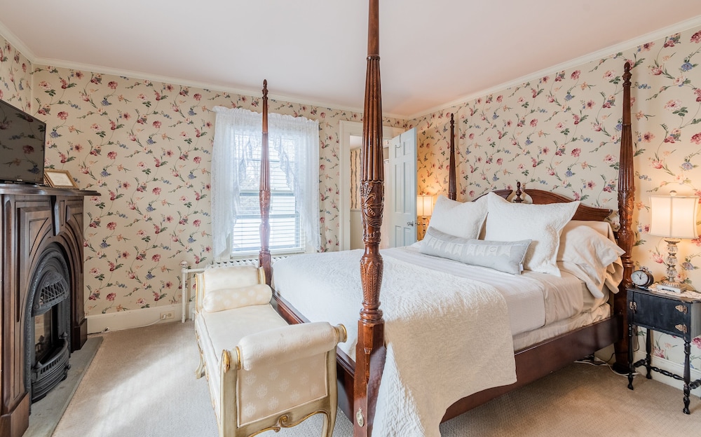 Westbrook Inn Bed and Breakfast 24/74