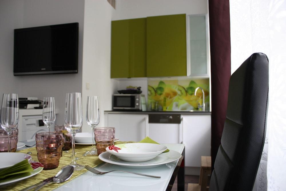 GoVienna Small Modern Apartment 12/22