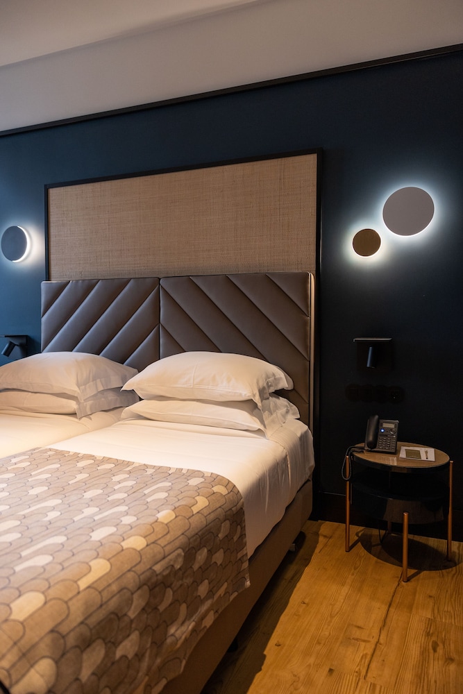 ROOM, TWIN BEDS