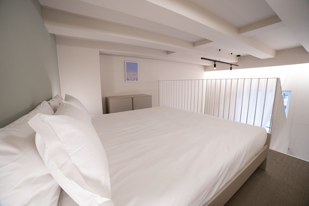 DUPLEX, DELUXE