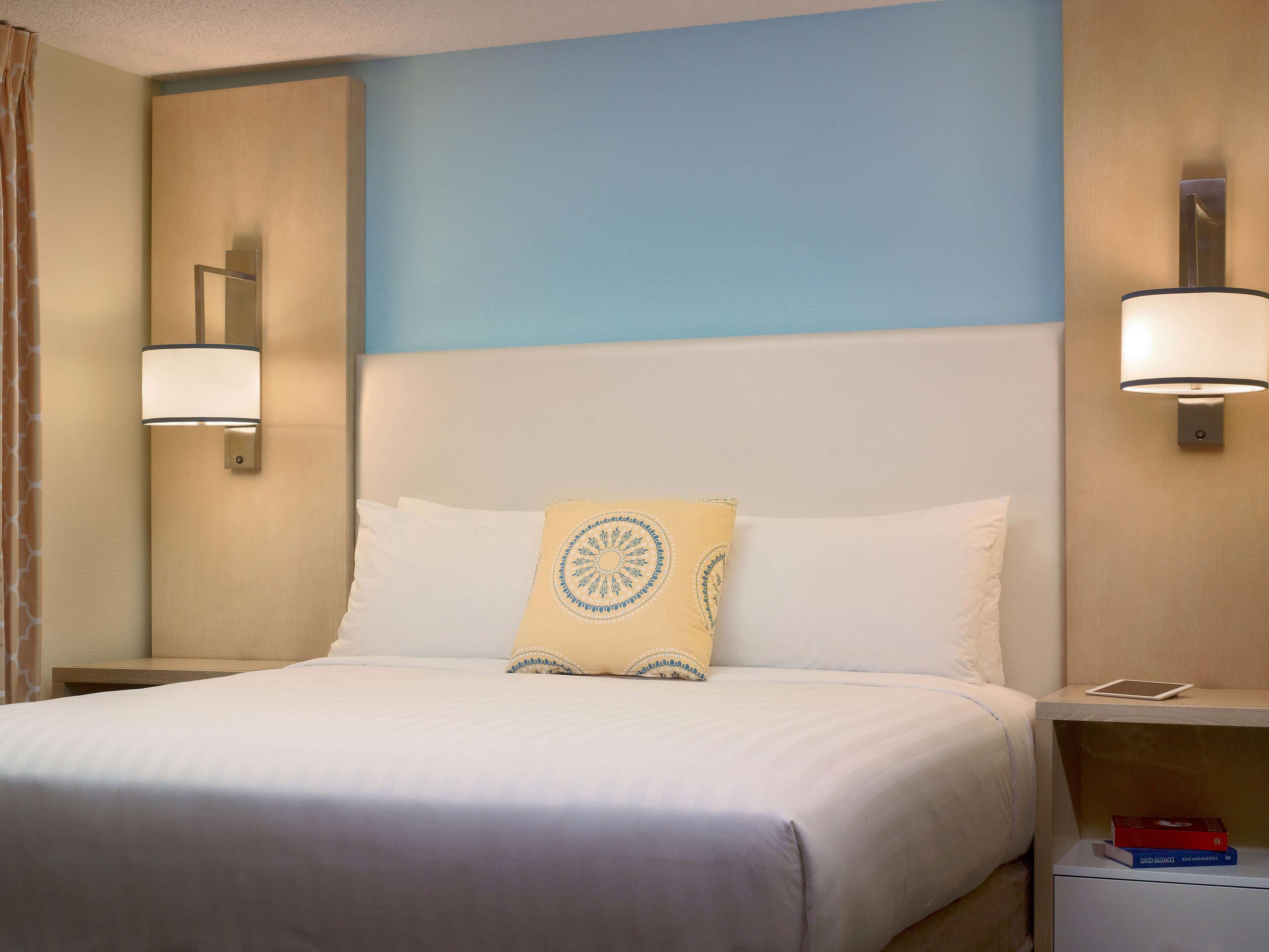 1 BEDROOM, SUITE, KING BED