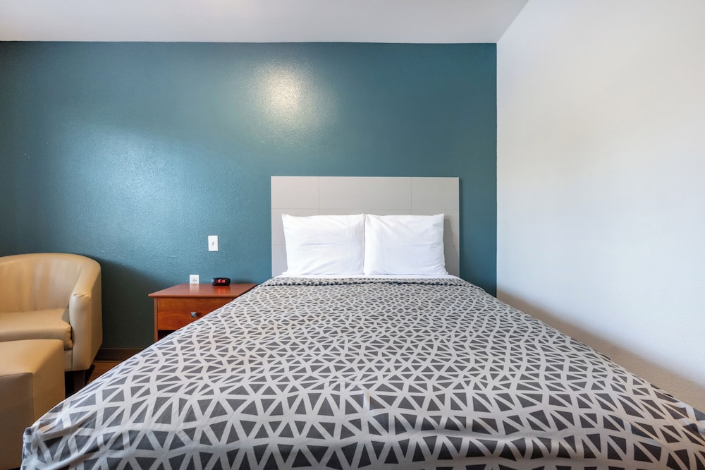 EFFICIENCY, QUEEN BED, ACCESSIBLE