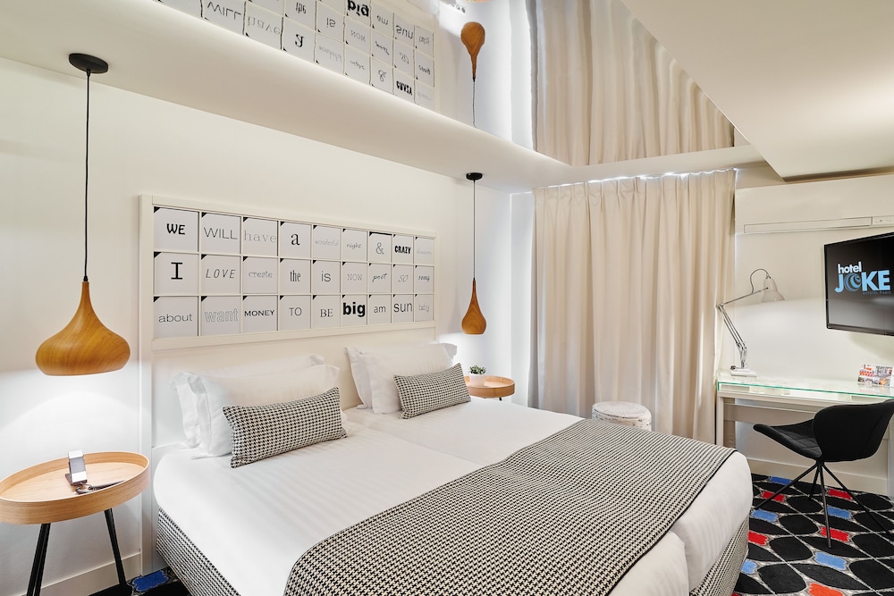 ROOM, TWIN BEDS