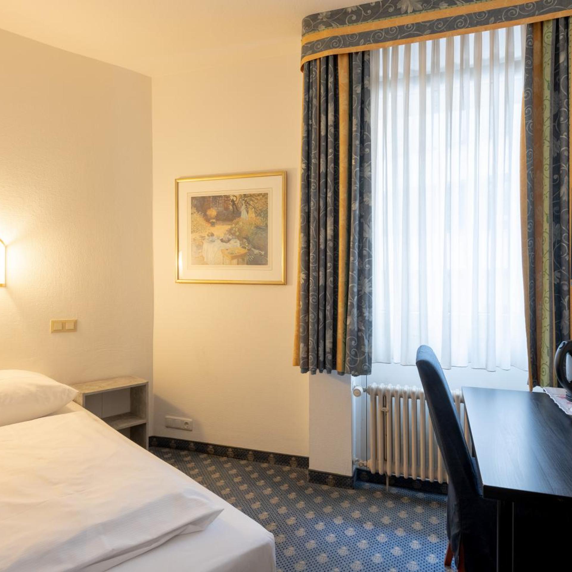 ROOM, SINGLE