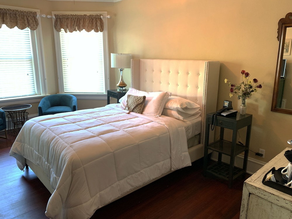Lily, Queen Bed, Jetted Tub
