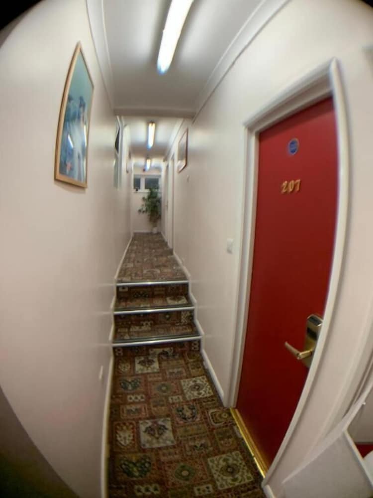 Barking Hotel 21/24