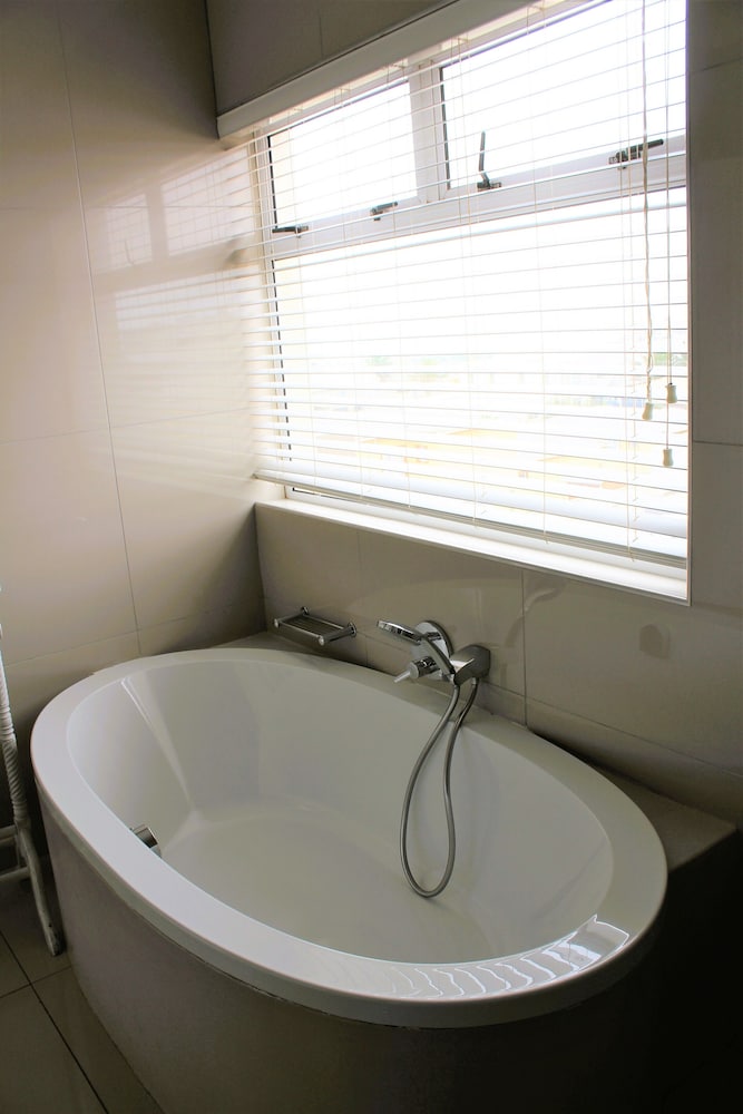 Atlantic Villa Boutique Guesthouse 68/71