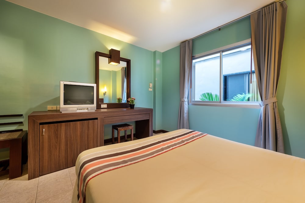 THE JOMTIEN TWELVE 24/46