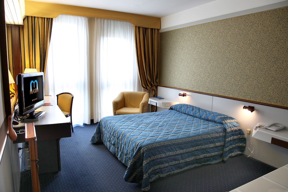 Maxim Hotel 16/70