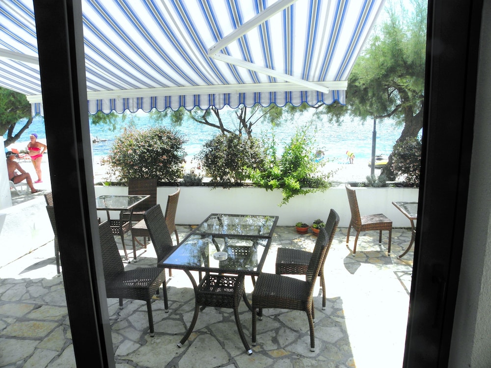Beachfront Villa Mediteran 35/50
