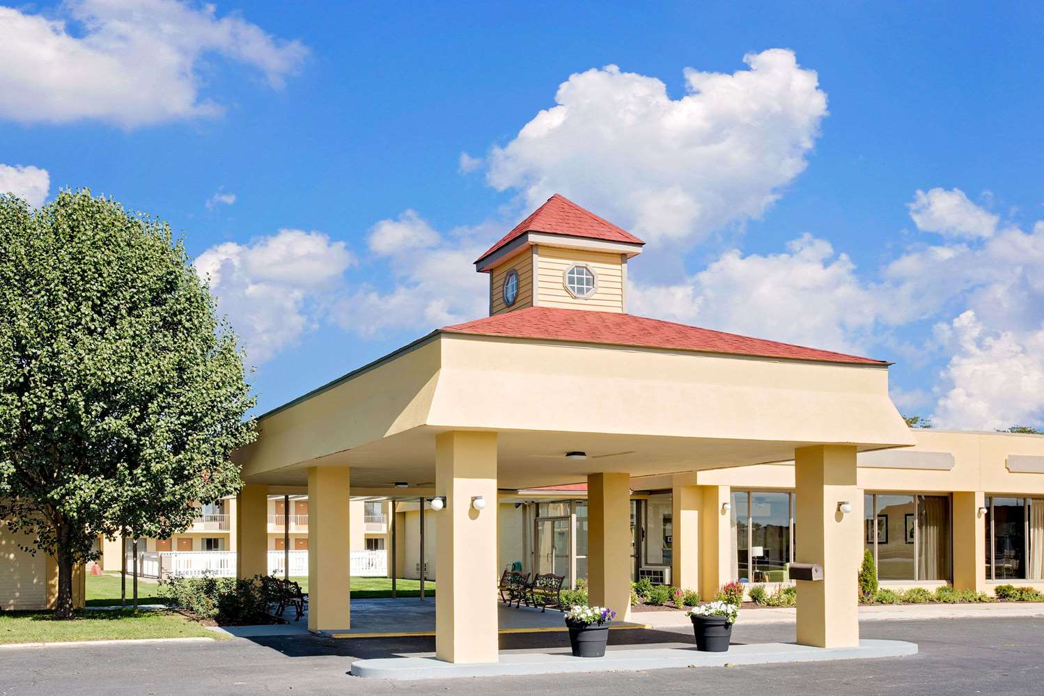 Days Inn By Easton 2/18