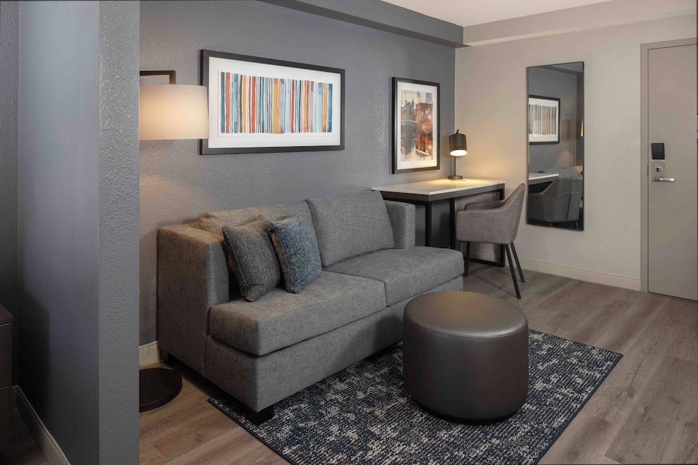 Hyatt Place Boston/Medford 29/49
