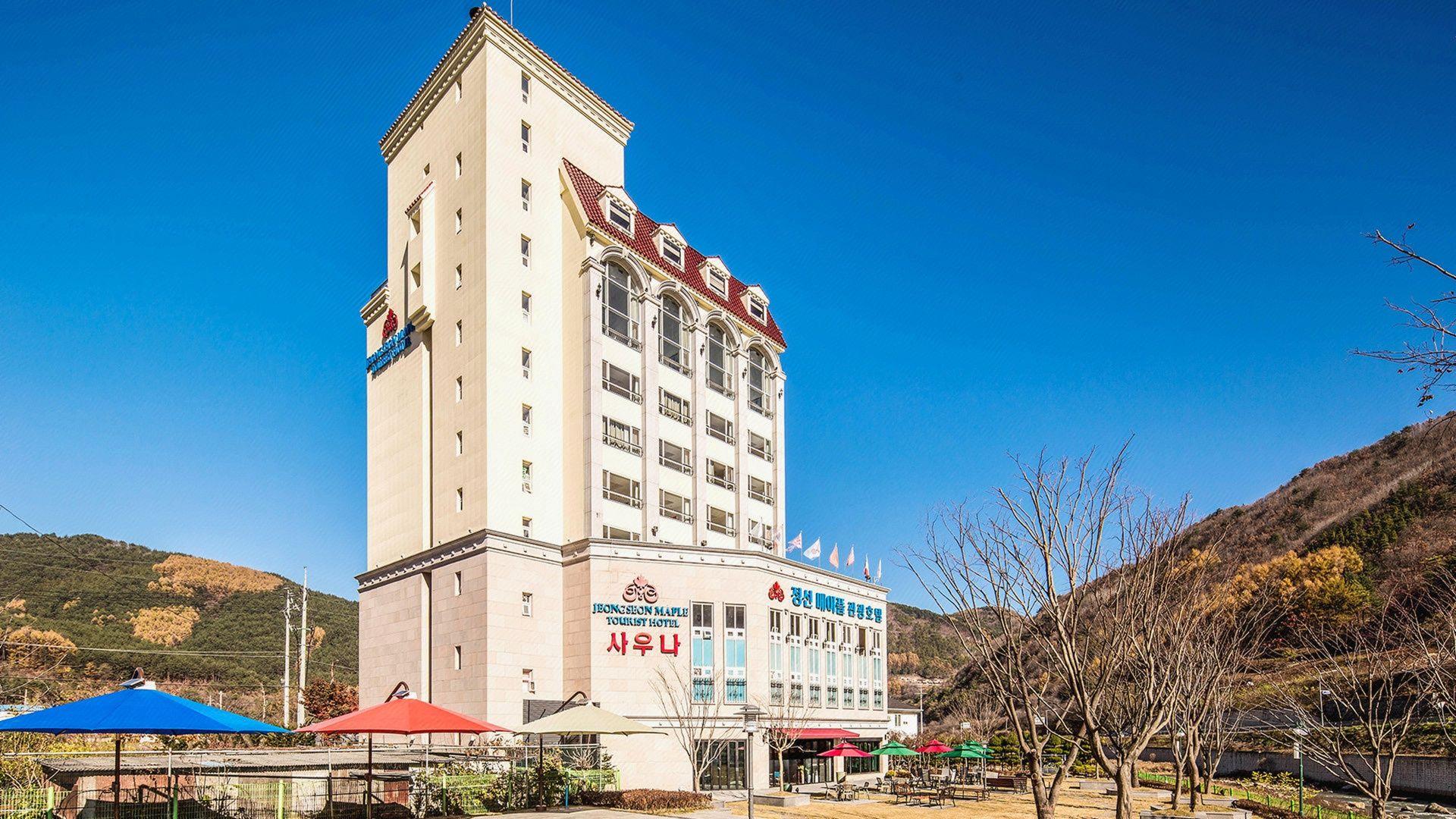 Maple Hotel 4/35