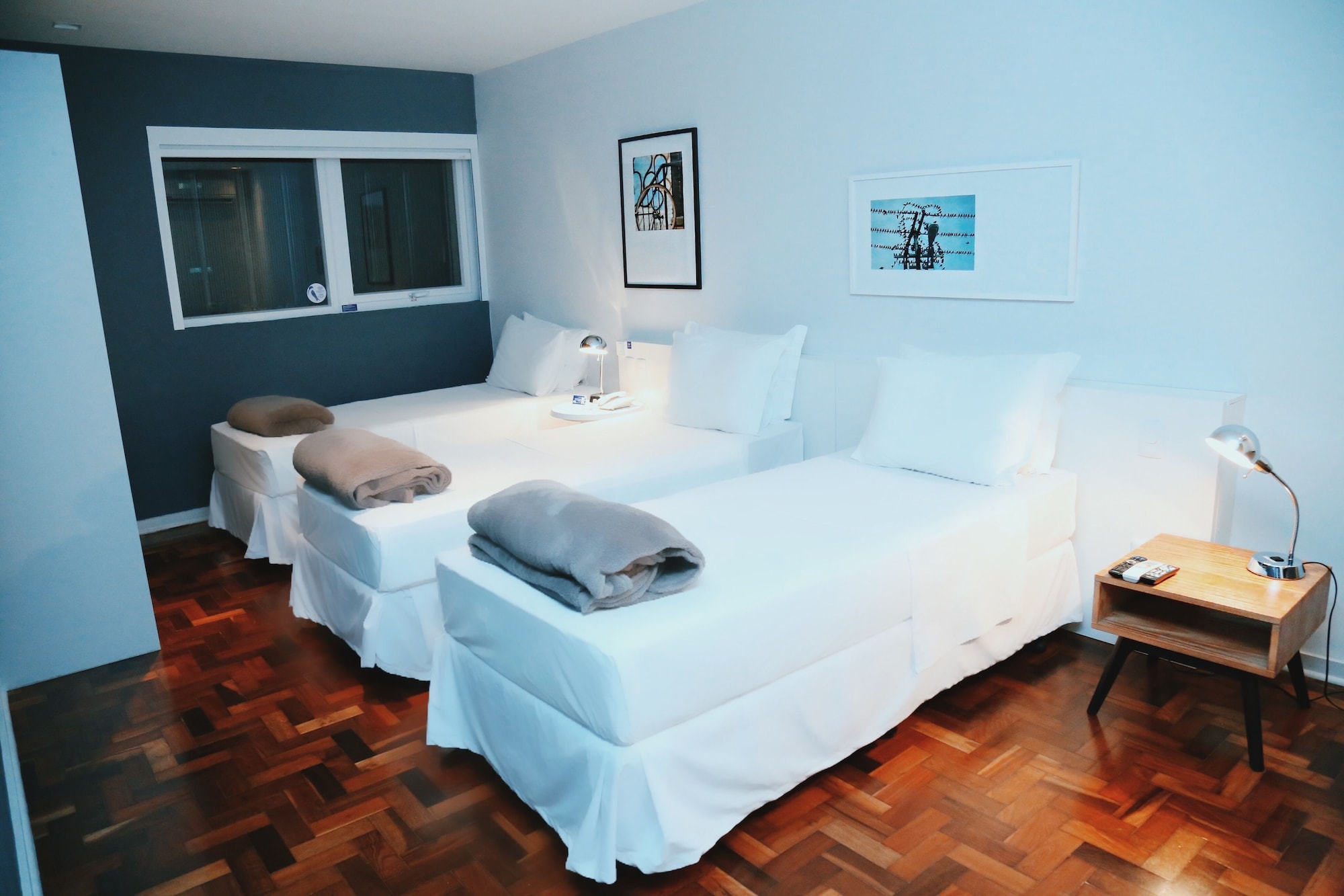 ROOM, 3 BEDS