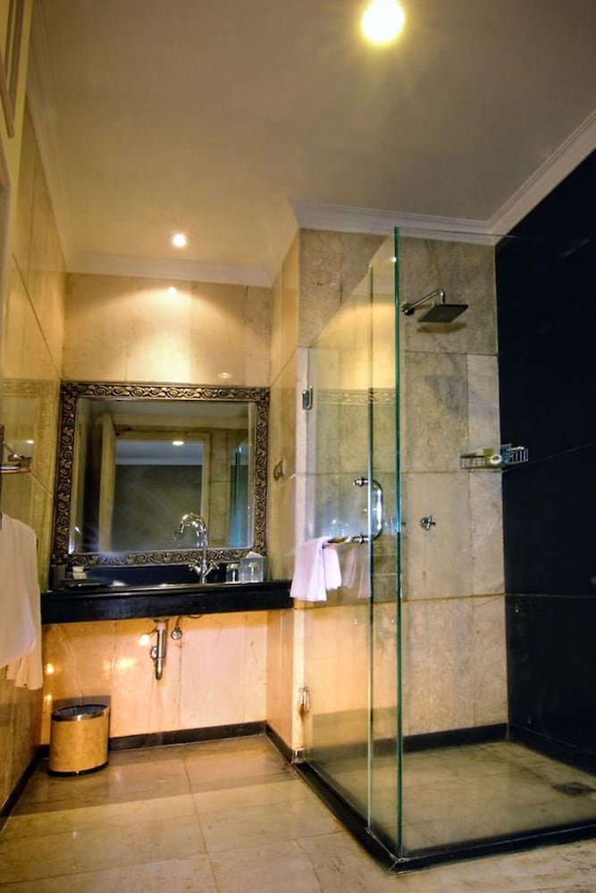 Gh Universal Bandung 50/50