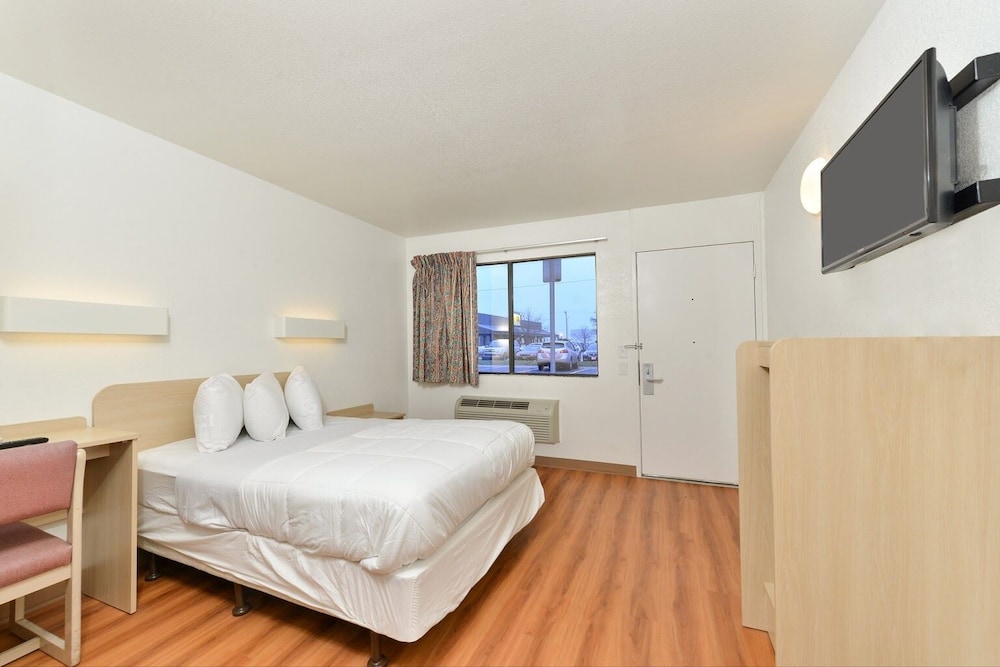AMERICAS BEST VALUE INN 16/53