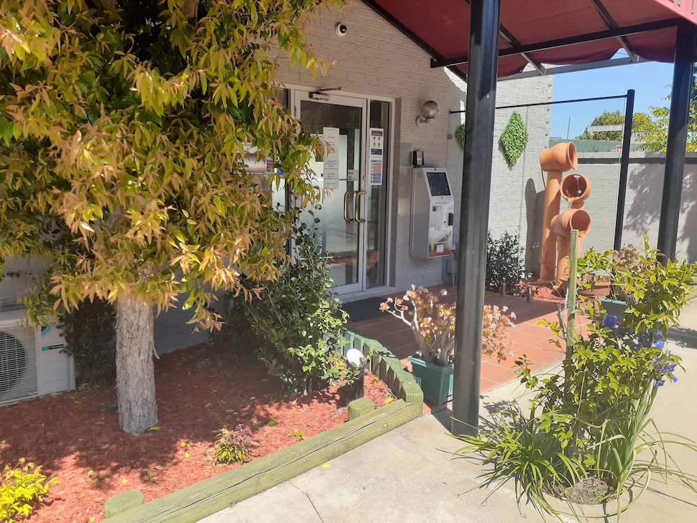Crest Motor Inn 6/39