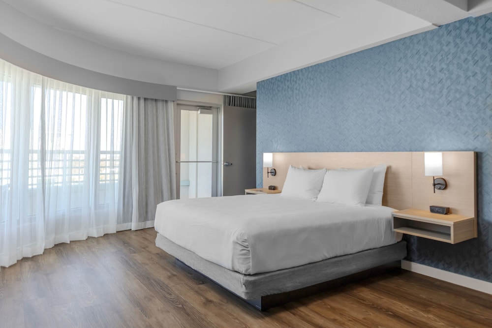 ROOM, KING BED, SOFA, BALCONY