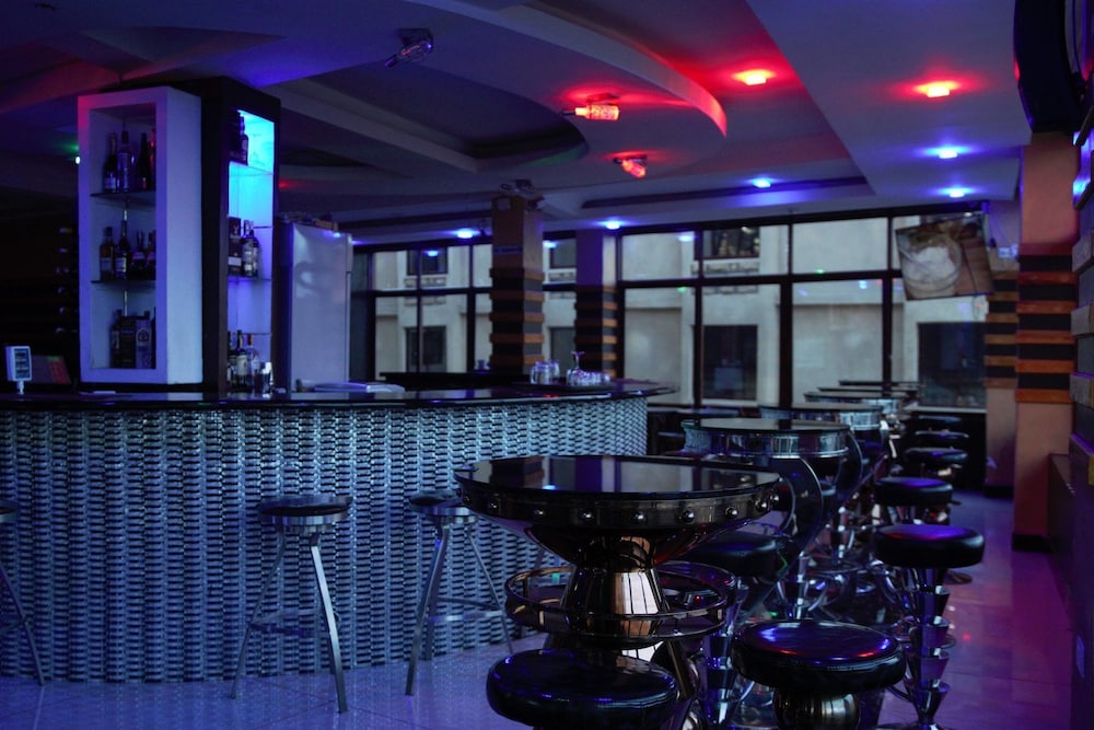 Trippleo's Hotel 12/25