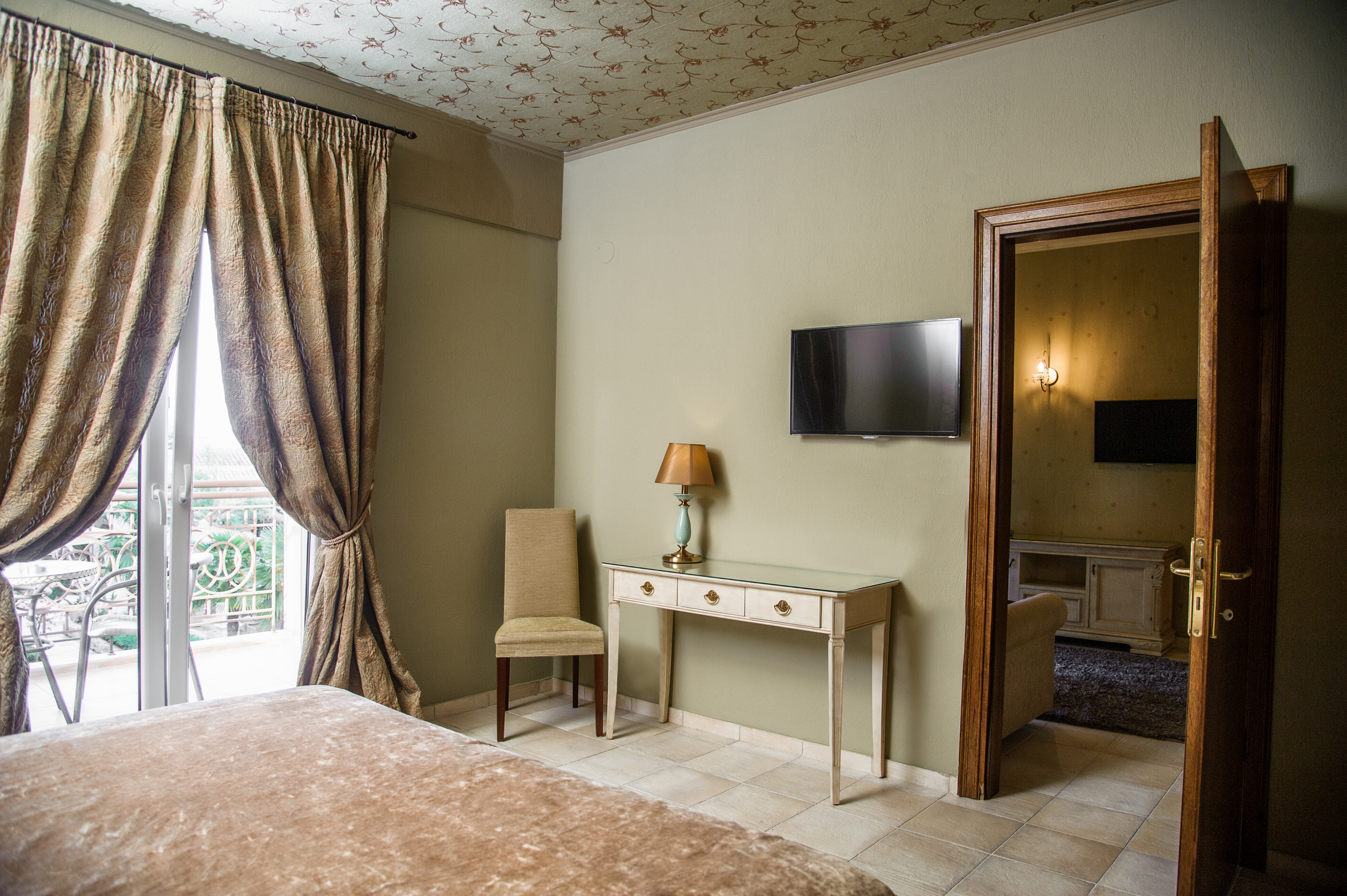 Achtis Hotel 12/50