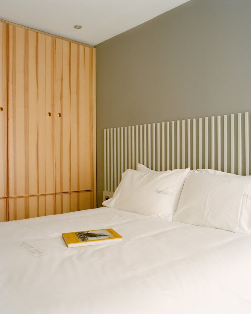 ROOM, DOUBLE BED