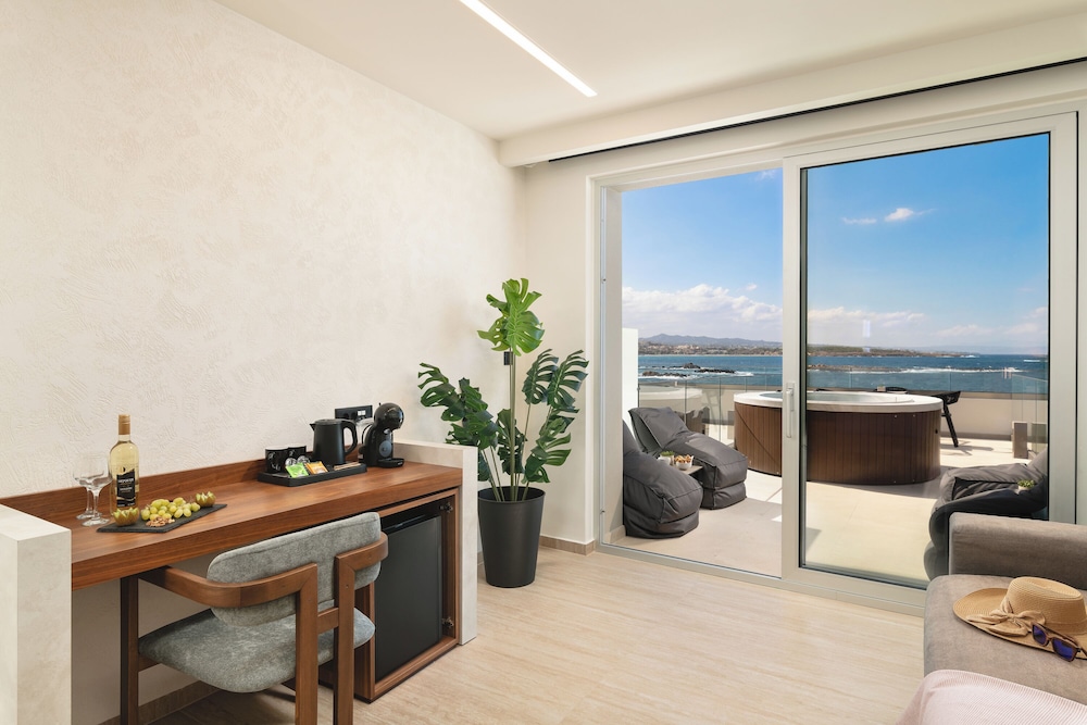 Elia Sea Suites 51/72