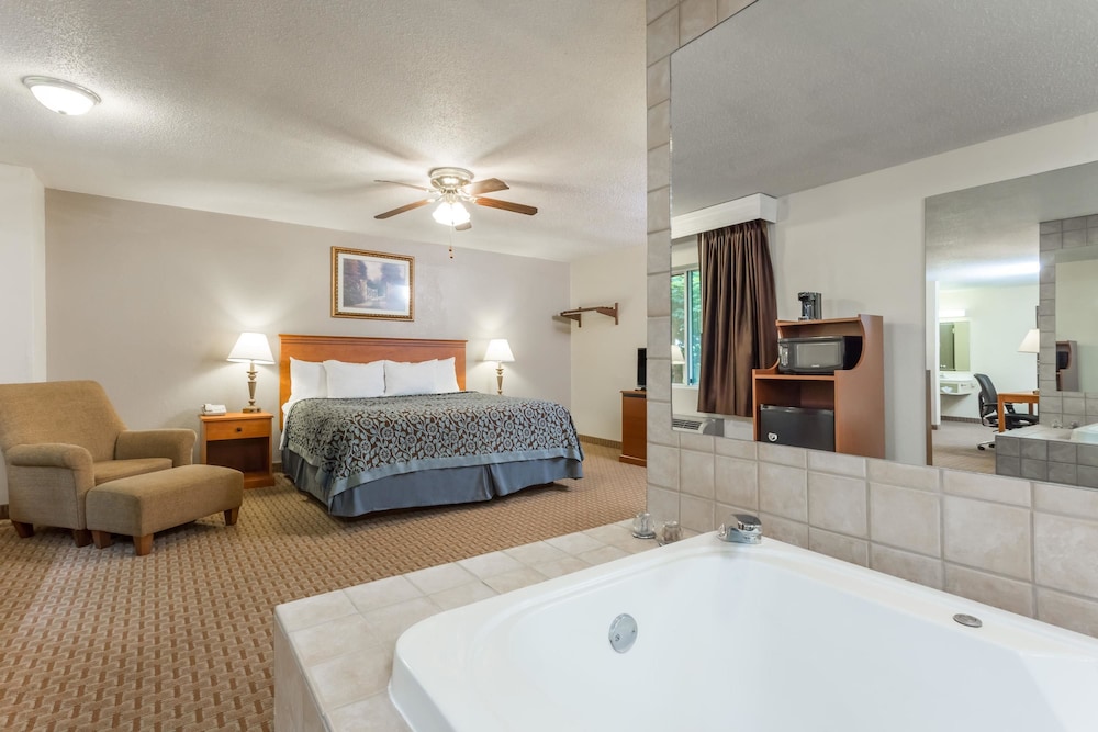 Days Inn & Suites by Wyndham Kaukauna WI 29/58