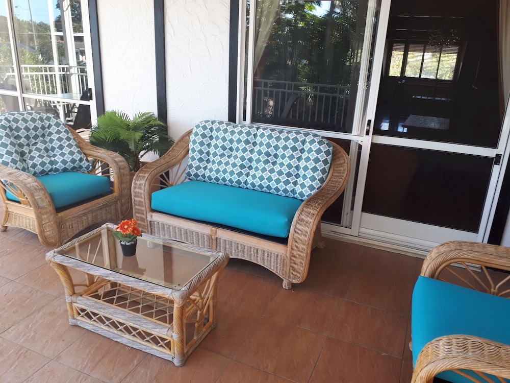 Ainslie Manor Bed and Breakfast 35/66