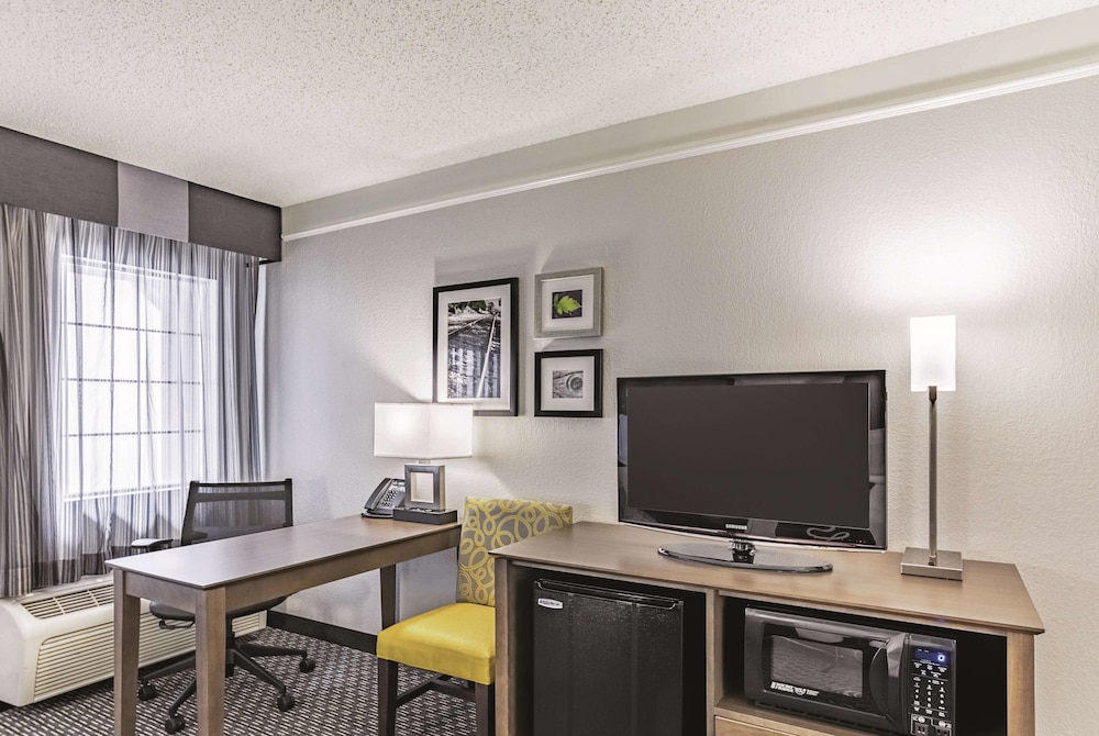 La Quinta Inn and Suites by Wyndham Austin Near The Domain 36/52