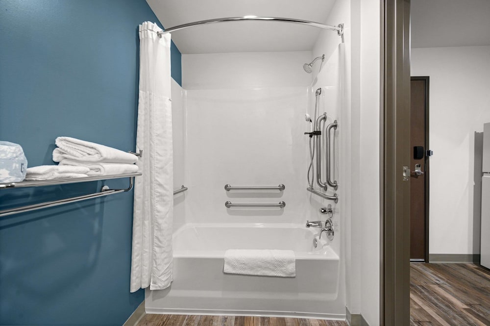 WoodSpring Suites Dearborn - Detroit 33/34
