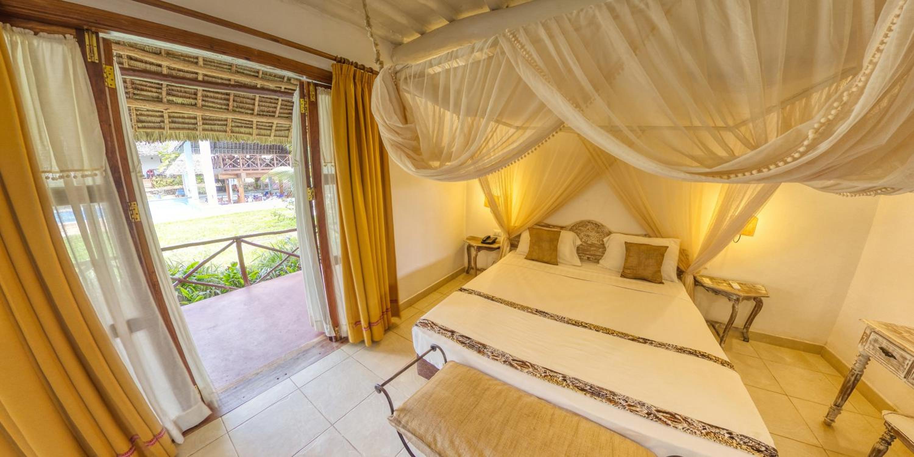 DELUXE, QUEEN BED, POOL VIEW
