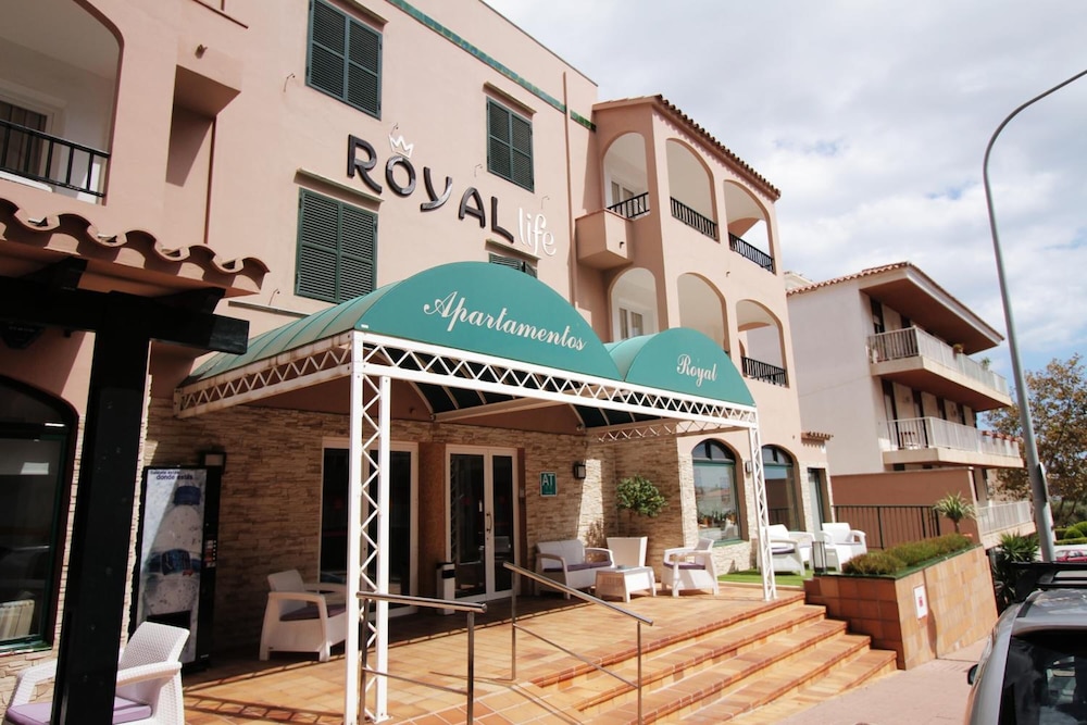 ROYAL LIFE APARTMENTS 4/65