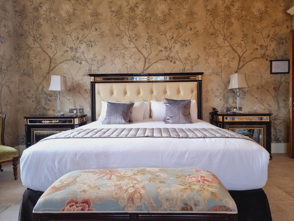 Manor, Deluxe