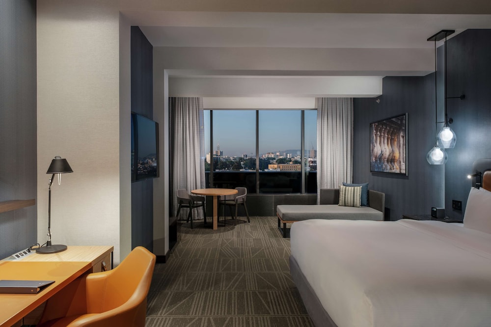 Hilton Guadalajara Midtown 24/83