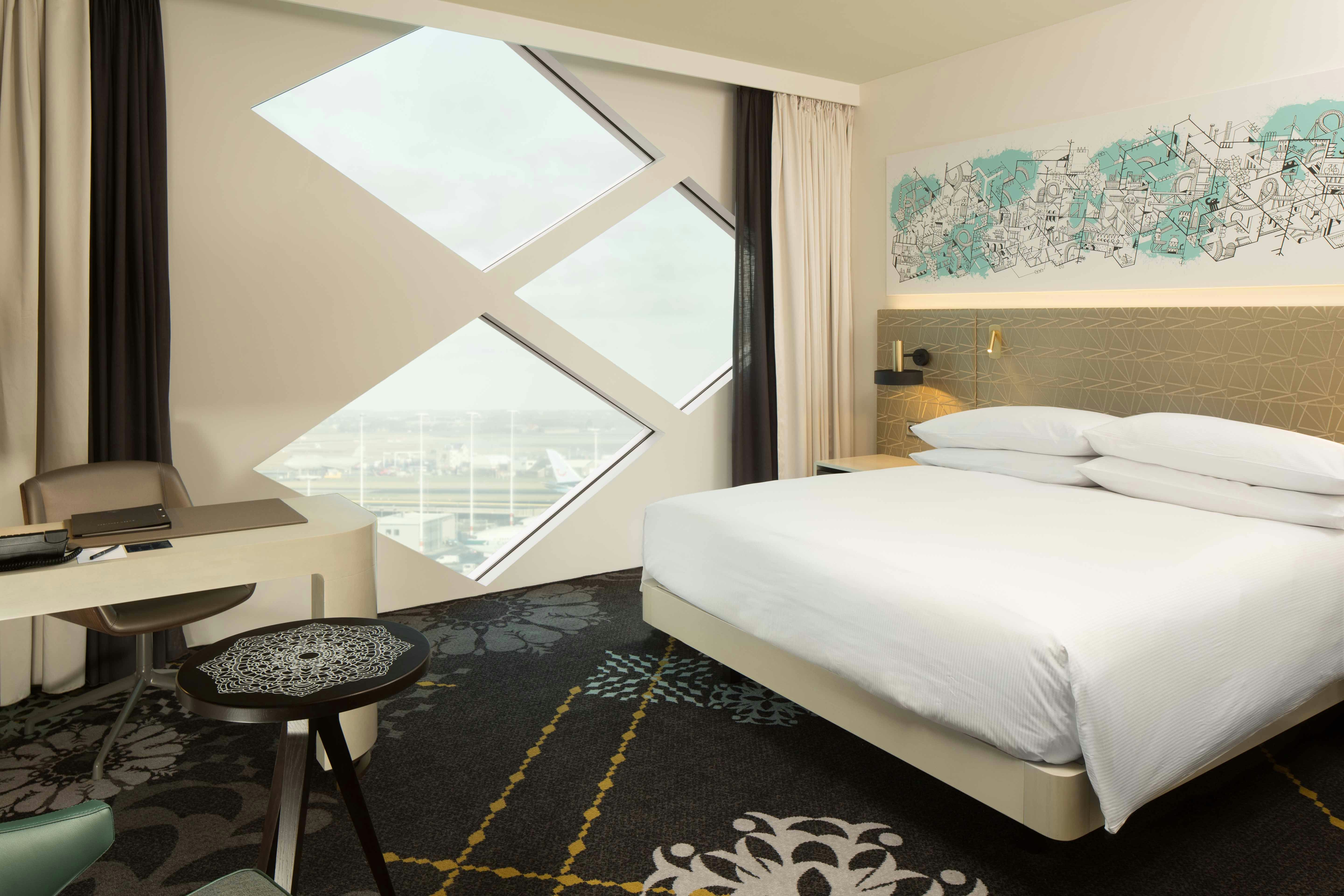 Executive, King Bed, Airport View